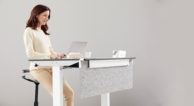 Bild zu Kunden-Meinungen - Frau arbeitend am Schreibtisch, sitzt auf einem Muvman