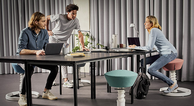Zwei Männer auf Swopper am Schreibtisch mit Laptop - Bild zu Kundenmeinungen